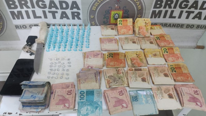 Foram apreendidos 79 pinos de coca&iacute;na, 30 pedras de crack, 01 telefone celular e a quantia de R$ 2.500,00. 