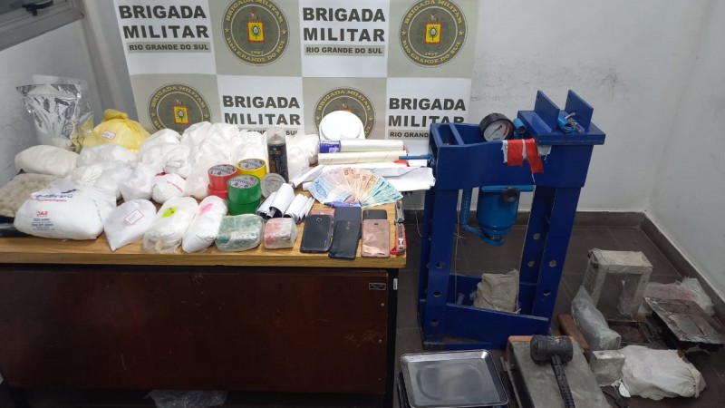 15&ordm; BPM prende 5 indiv&iacute;duos na noite de ter&ccedil;a-feira em Canoas e apreende mais de 20kg de insumos para fabrica&ccedil;&atilde;o de drogas