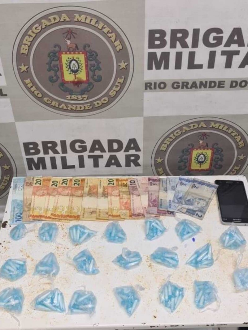 Com o indiv&iacute;duo foram localizados 255 pinos de coca&iacute;na e a quantia de R$ 343,00. 