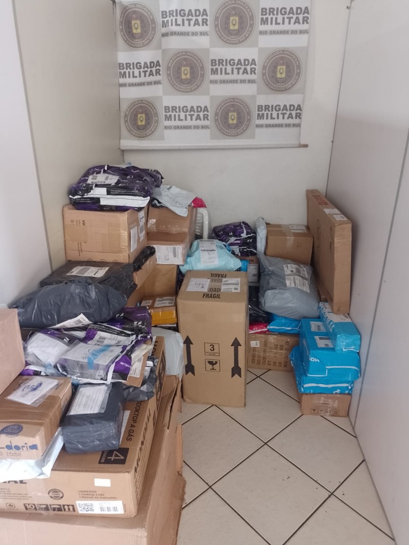 Com a dupla foram apreendidos diversos equipamentos eletroeletr&ocirc;nicos, os quais haviam sido roubados de um ve&iacute;culo Fiat/Fiorino.