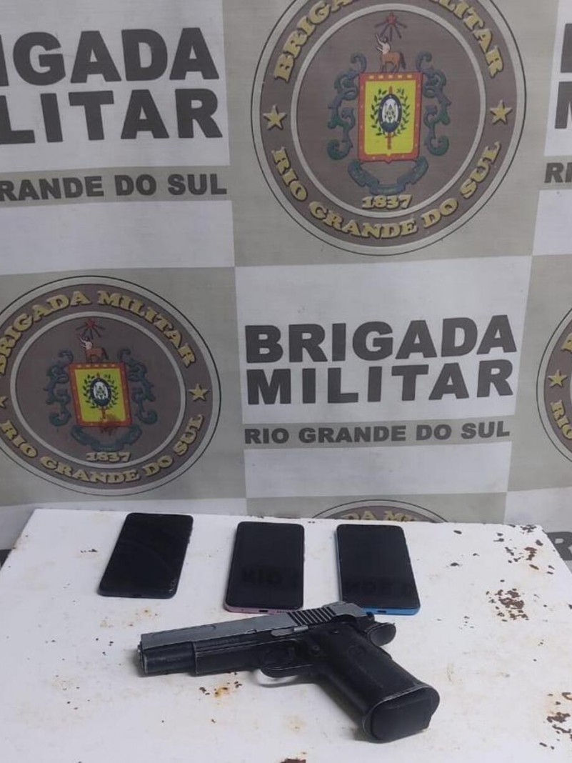 Com os indiv&iacute;duos foi localizado um telefone celular que havia sido roubado, al&eacute;m de um simulacro de arma de fogo. 