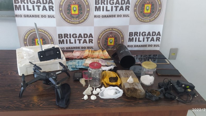 Brigada Militar de Cerro Largo prende três indivíduos, aprende um menor, drogas, drone e um veículo.
