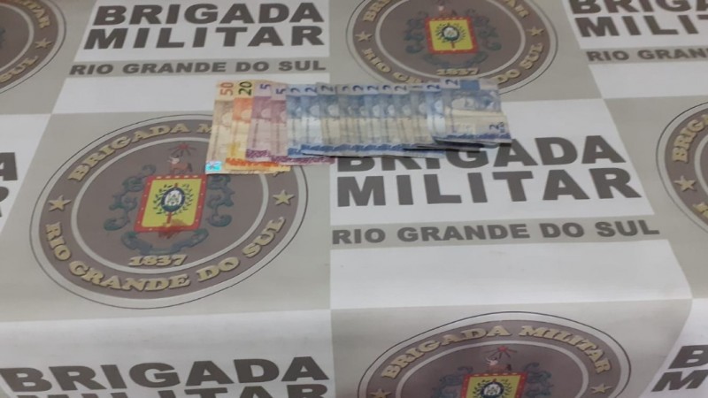 Com o homem foi localizada a quantia de R$ 102,00, que havia sido roubada do estabelecimento. 