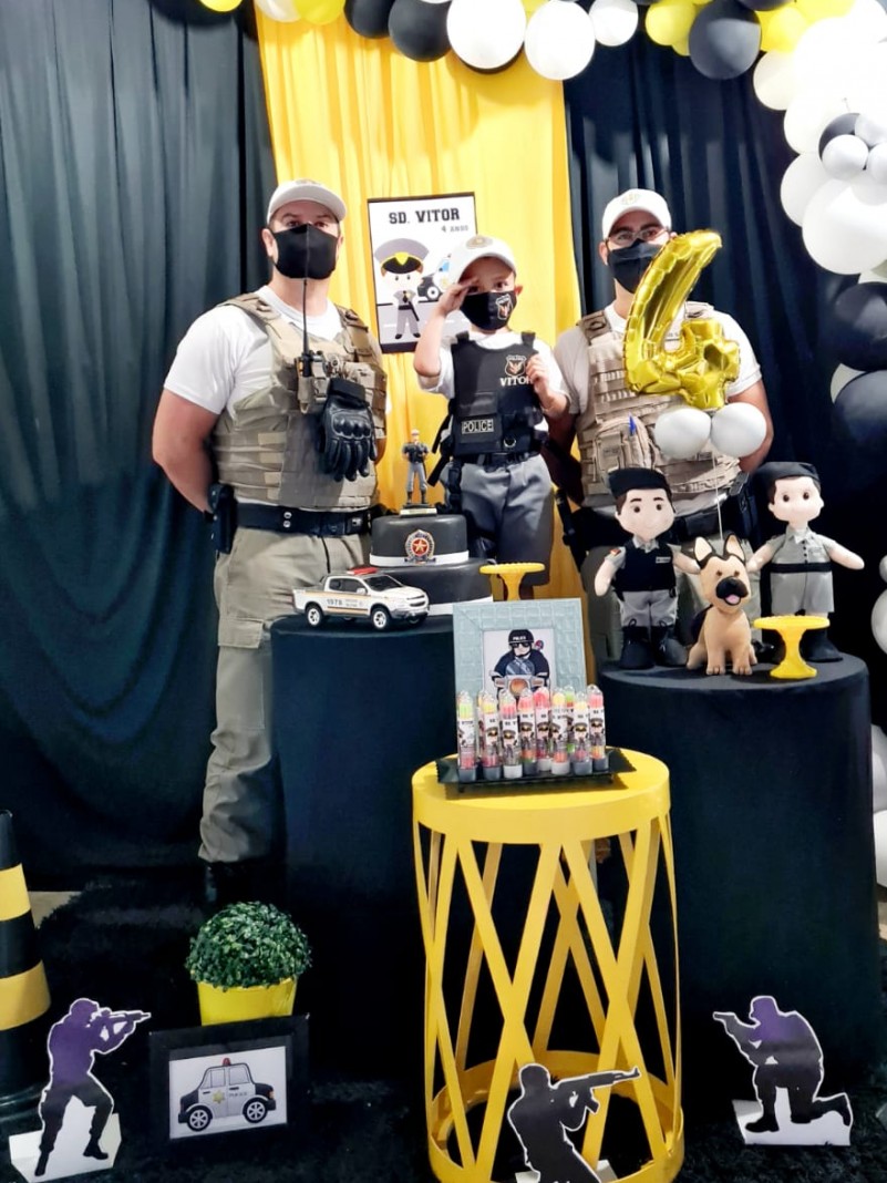 Brigada Militar faz surpresa pra menino em festa de aniversário