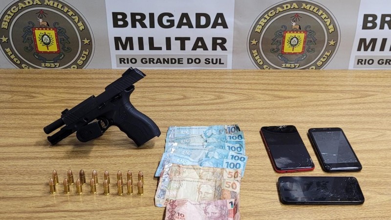 MATERIAL APREENDIDO EM PRIS&Atilde;O POR PORTE ILEGAL DE ARMA DE FOGO E ROUBO DE VE&Iacute;CULO