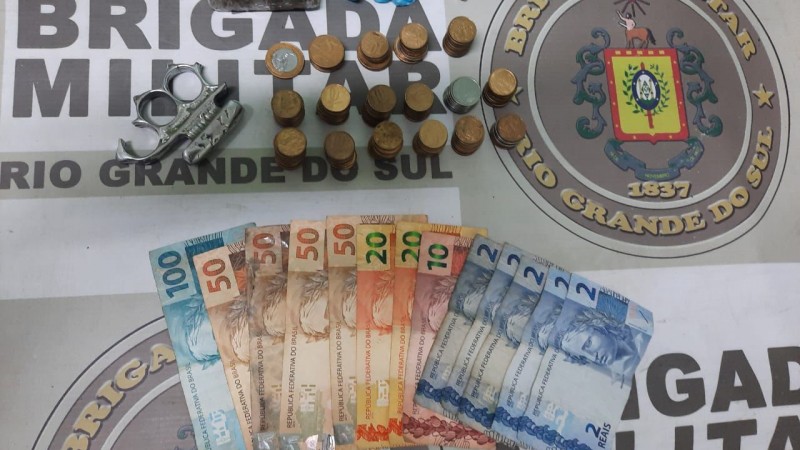 Com a dupla foram localizadas 06 petecas de coca&iacute;na, 01 torr&atilde;o de maconha pesando 20g e a quantia de R$ 376,90. 