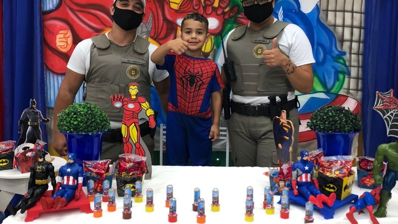 Caleb, que &eacute; f&atilde; de super-her&oacute;is e hist&oacute;rias de aventura, pode conhecer seus her&oacute;is da vida real. 