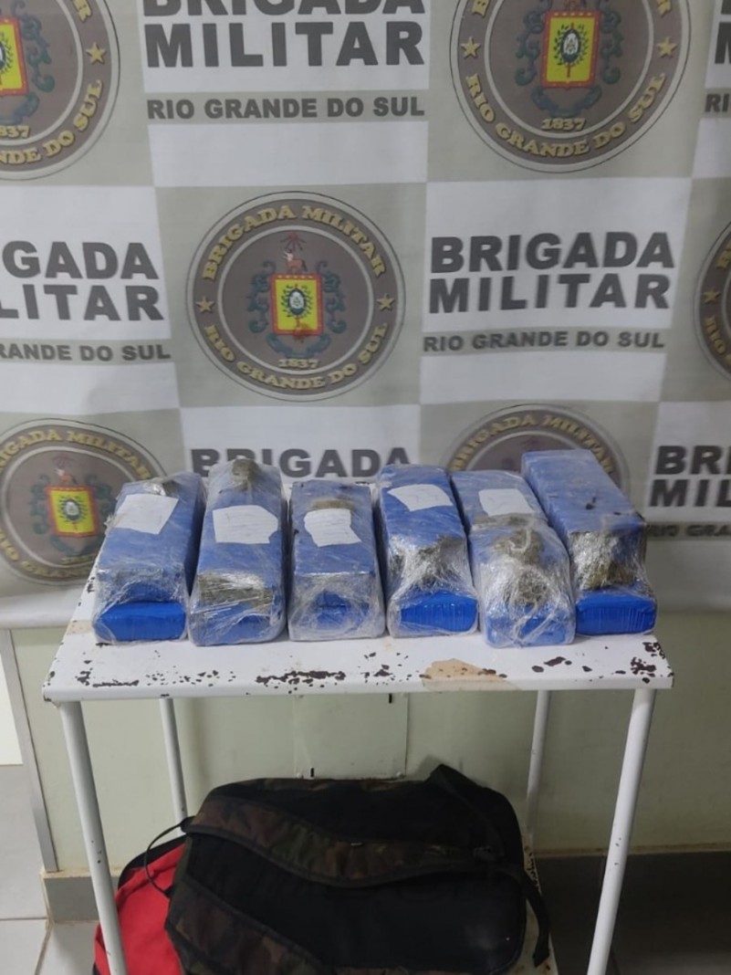 Foram apreendidos 12 tijolos de maconha, pesando, ao total, aproximadamente 6kg. 