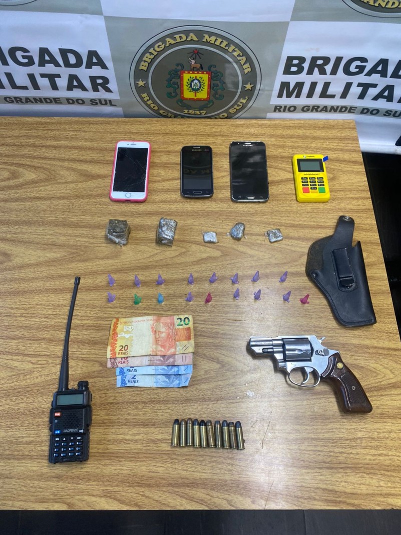 Mulher presa com arma, droga 