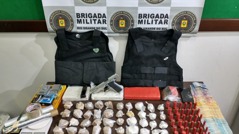 drogas e armas apreendidas