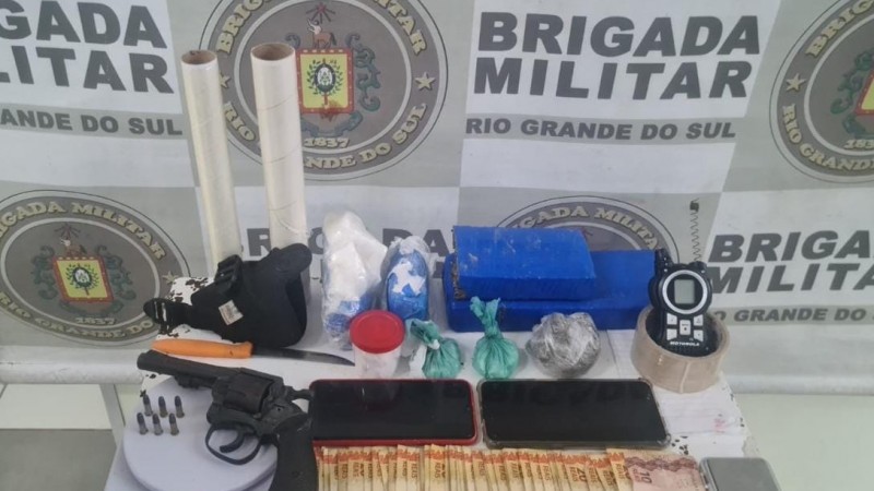Dupla foi presa por tr&aacute;fico de entorpecentes e porte ilegal de arma de fogo. 