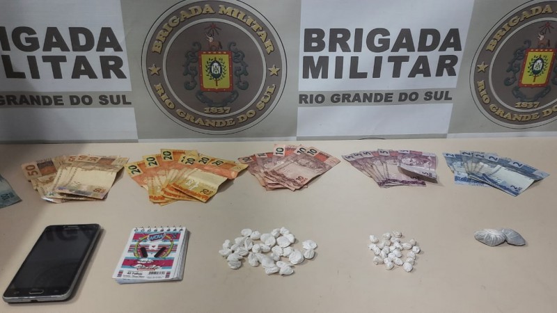 Drogas, dinheiro e celular apreendidos
