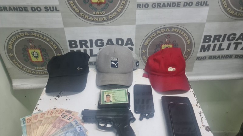 Com o homem foi apreendido um simulacro de arma de fogo e os pertences que haviam sido subtra&iacute;dos da v&iacute;tima. 