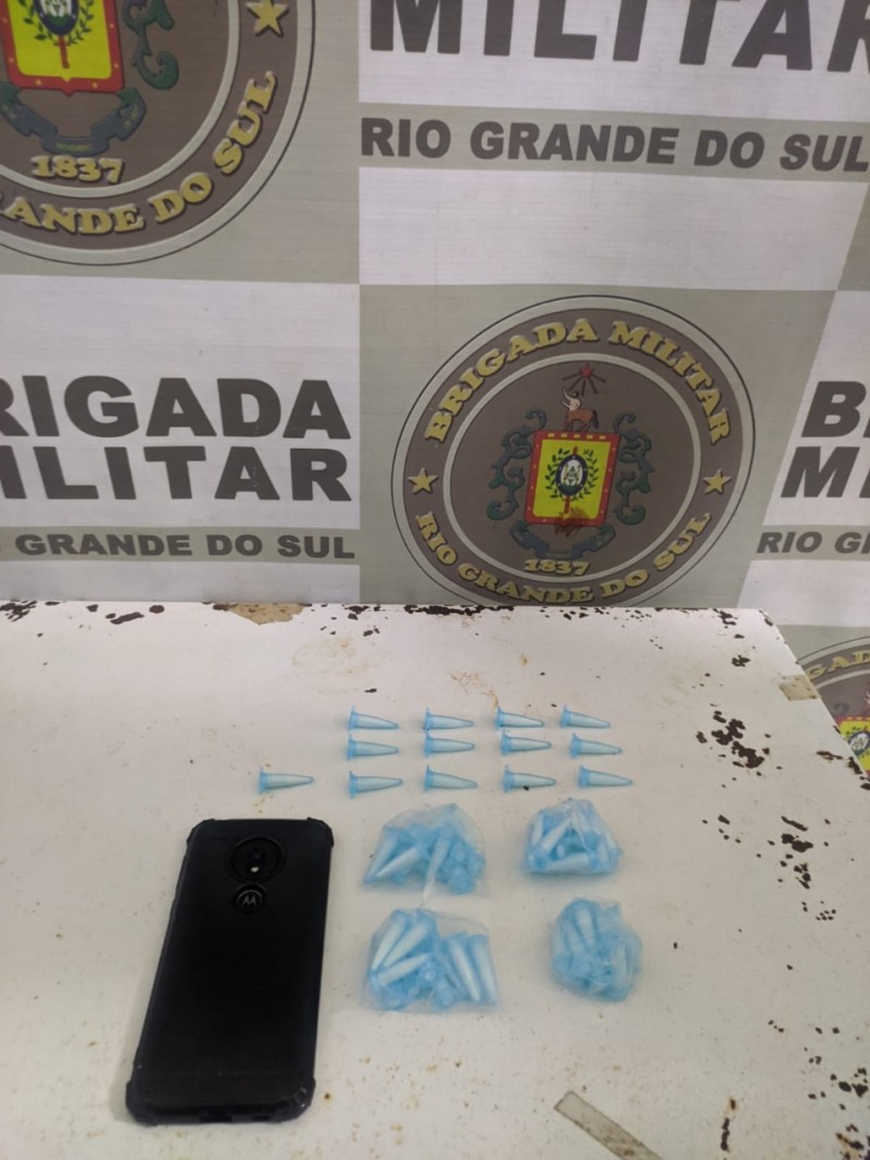 Com os homens, de 17 e 28 anos, foram localizados 65 pinos de coca&iacute;na e um telefone celular.