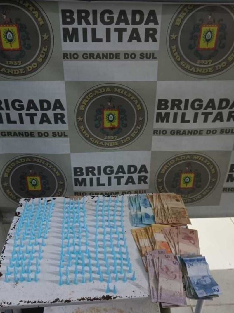 No interior do ve&iacute;culo foram localizados 222 pinos de coca&iacute;na e a quantia de R$ 1.500,00. 