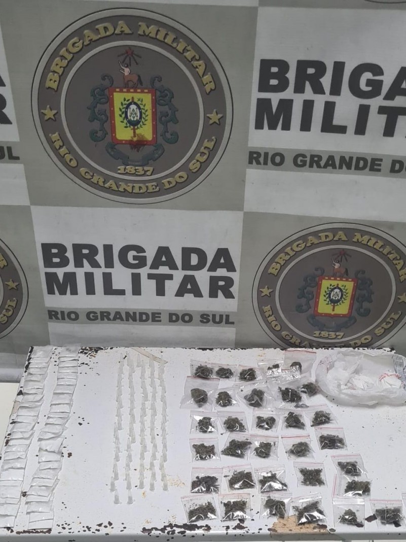 Com ele foram localizadas 48 por&ccedil;&otilde;es de coca&iacute;na, 87 pinos de coca&iacute;na e 32 por&ccedil;&otilde;es de maconha. 