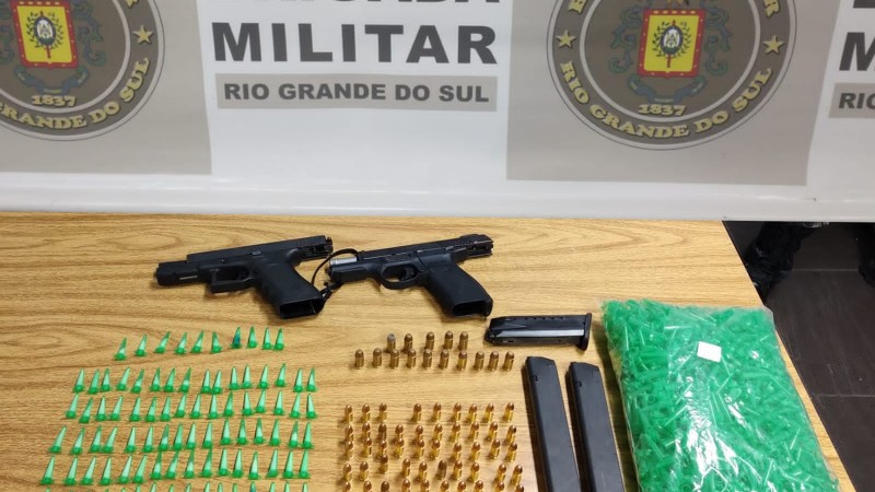 Pris&atilde;o por tr&aacute;fico de drogas e porte ilegal de arma