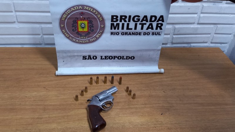Brigada Militar prende dupla e apreende arma de fogo