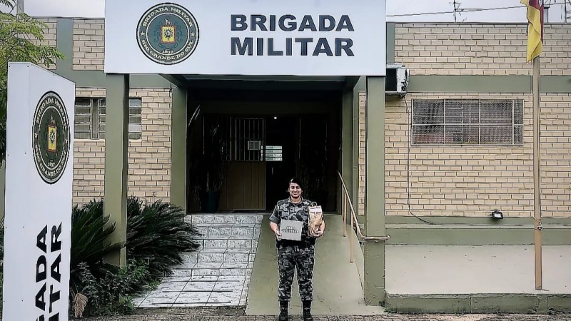 Soldado feminina da Brigada Militar em frente à BM