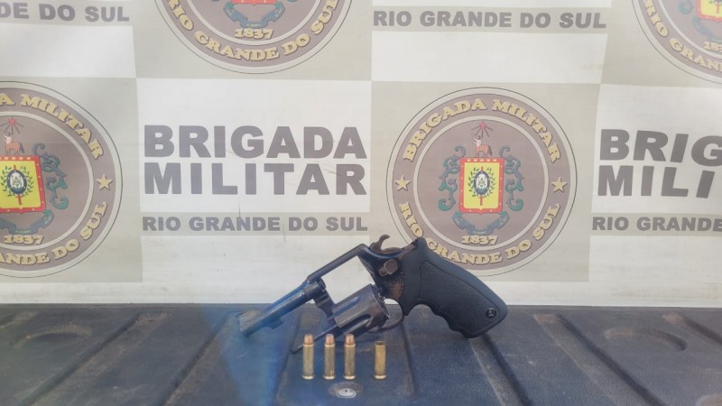 Brigada Militar recupera veículo roubado e prende dois homens