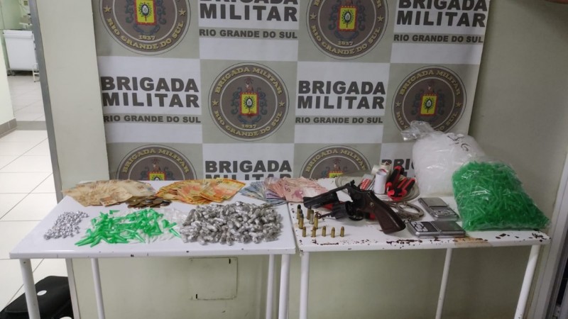 Homem foi preso por porte ilegal de arma e tr&aacute;fico de entorpecentes na Vila Vista Alegre, em Cachoeirinha. 