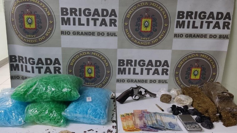 Dupla foi presa por tr&aacute;fico de entorpecentes e porte ilegal de arma de fogo em Cachoeirinha. 