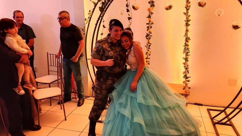 Debutante abraçando policial militar