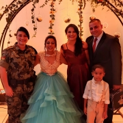 Debutante, sua família e policial militar