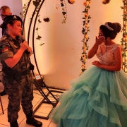 Policial militar falando e debutante emocionada