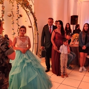 Policial militar falando e família observando