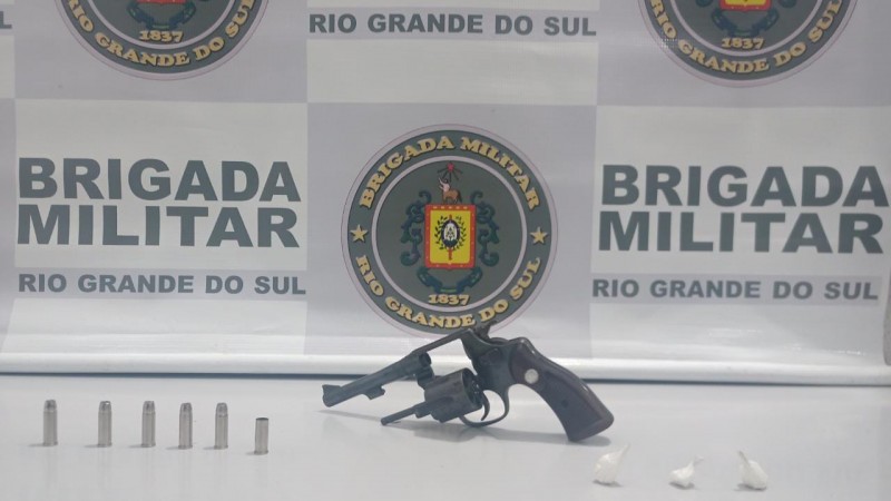 Rev&oacute;lver calibre 32, estava com cinco muni&ccedil;&otilde;es intactas e uma deflagrada