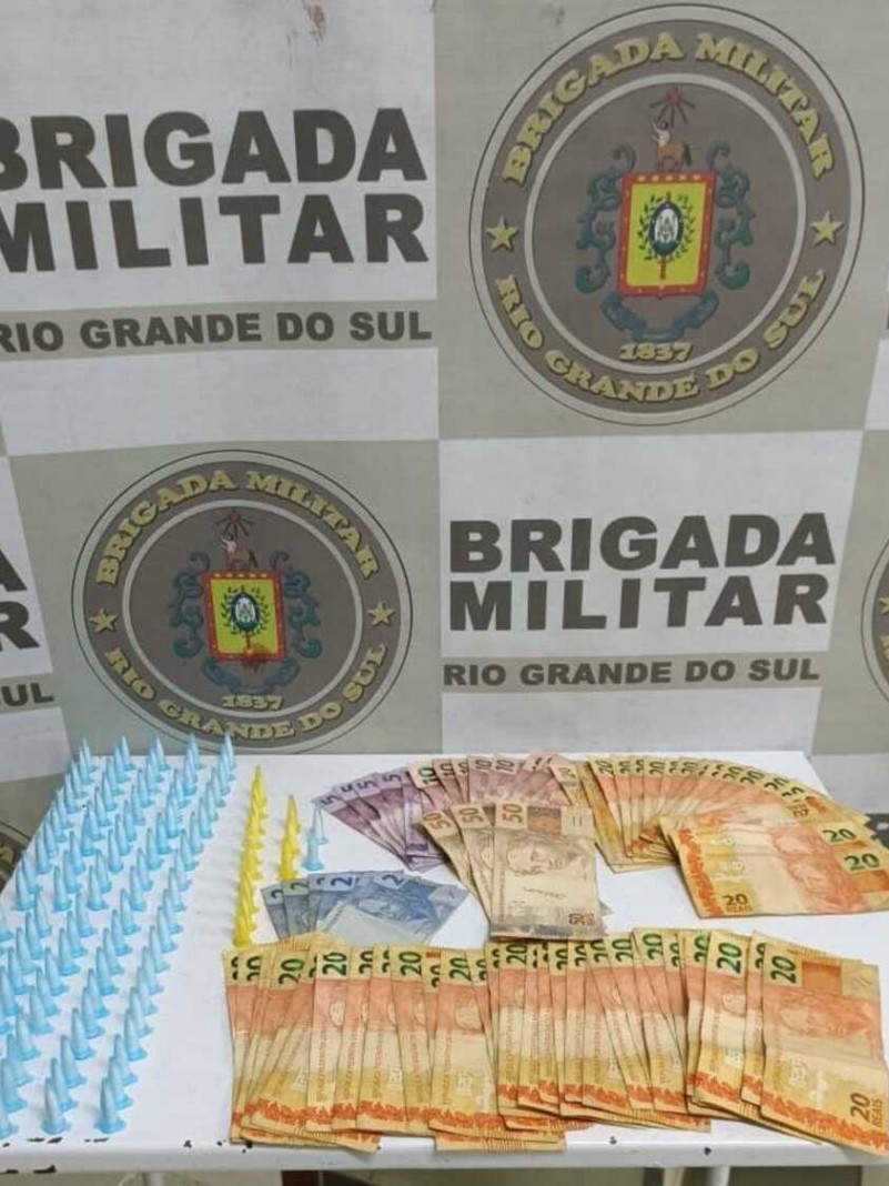 No interior do ve&iacute;culo foram localizados 115 pinos de coca&iacute;na, um telefone celular e a quantia de R$ 1.302,00. 