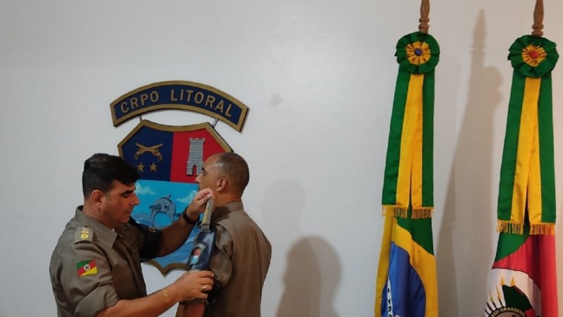 Coronel Luz  (esq) passa o bra&ccedil;al para TenCel Humberto