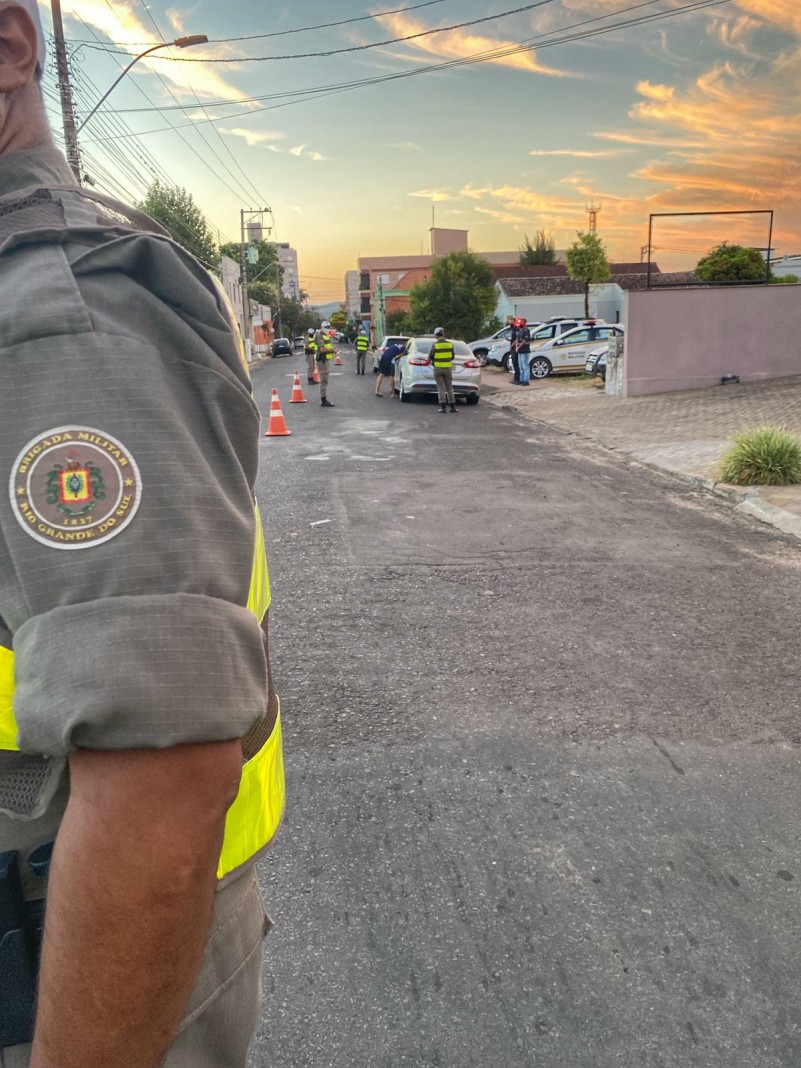 Policiais atuando em barreira policial
