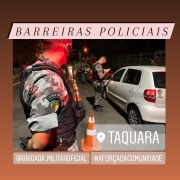Policiais verificando documento
