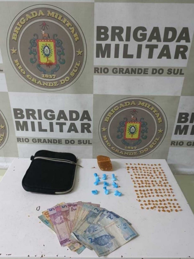 Os homens, de 22 e 38 anos, foram presos por tr&aacute;fico de entorpecentes em Cachoeirinha. 