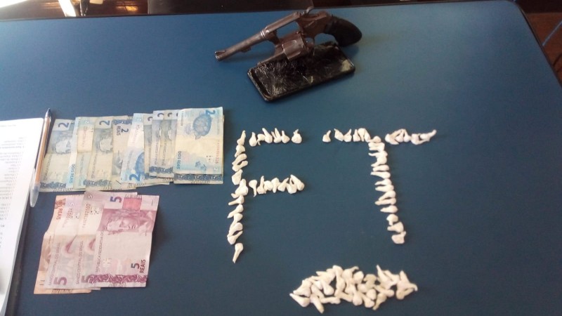 Drogas, arma e dinheiro 