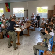 Policiais militares observando instrutor