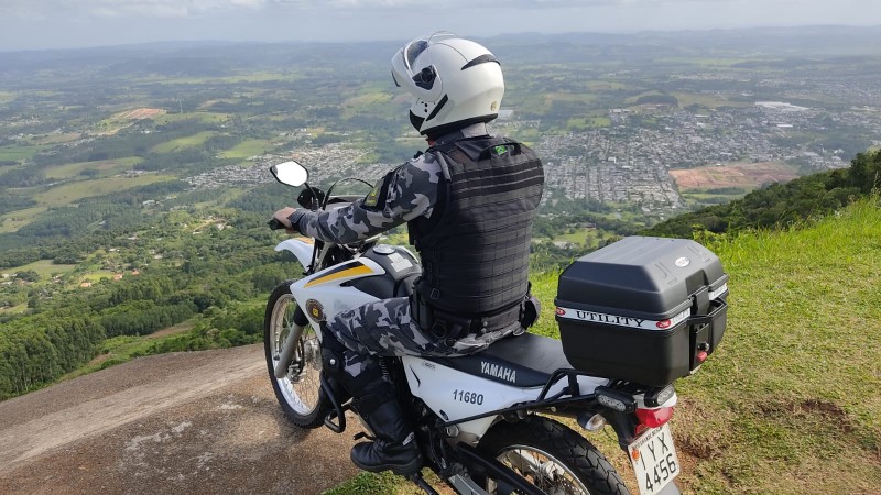 Policial de moto observando a cidade