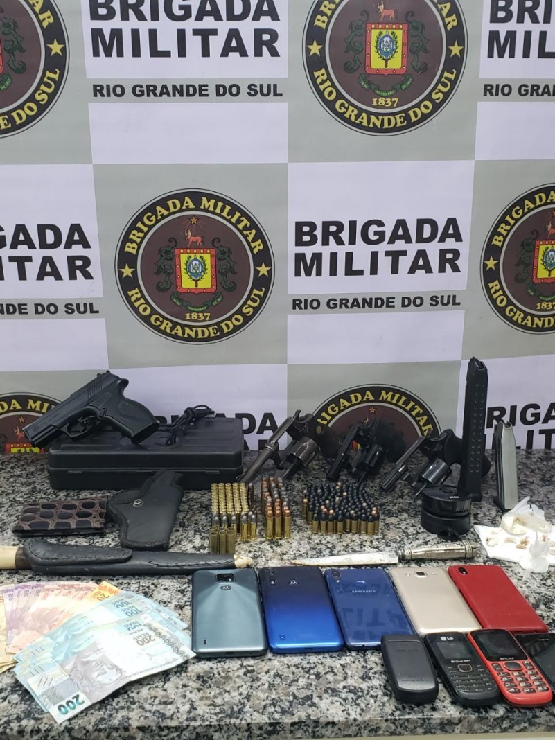 Brigada Militar prende dois indivíduos por tráfico/posse de entorpecente e posse irregular de arma em Santo Ângelo.
