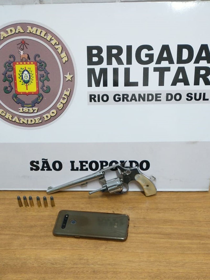Brigada Militar de São Leopoldo prende homem com veículo roubado e arma de fogo