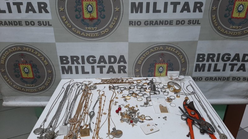 A propriet&aacute;ria do im&oacute;vel reconheceu as joias e bijuterias como sendo de sua propriedade. 
