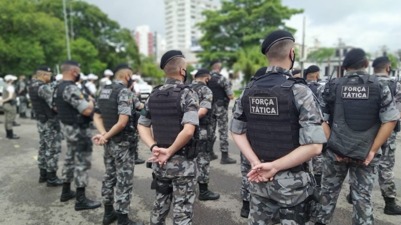 Policiais Militares da força tática perfilados.