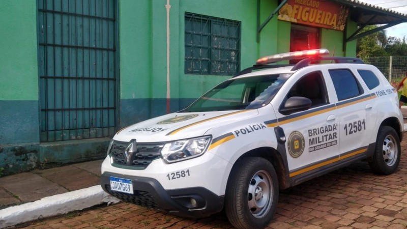 Uma viatura policial militar com o giro flex ligado nas ruas do distrito de Santo Amaro.