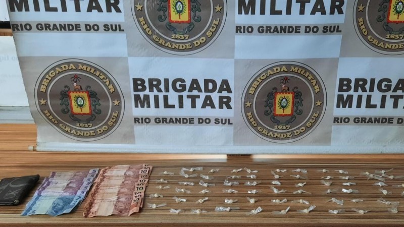 por&ccedil;&otilde;es de drogas e dinheiro