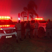 policiais em policiamento a noite