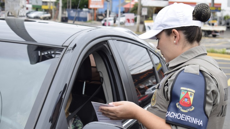 Durante a &ldquo;Opera&ccedil;&atilde;o Marias&rdquo;, os policiais militares realizaram barreiras preventivas com entregas de folder&rsquo;s.
