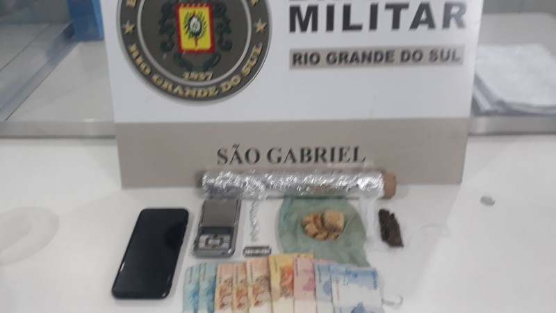 dinheiro, drogas e balan&ccedil;a de precis&atilde;o