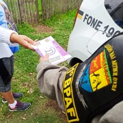 PM entregando folder