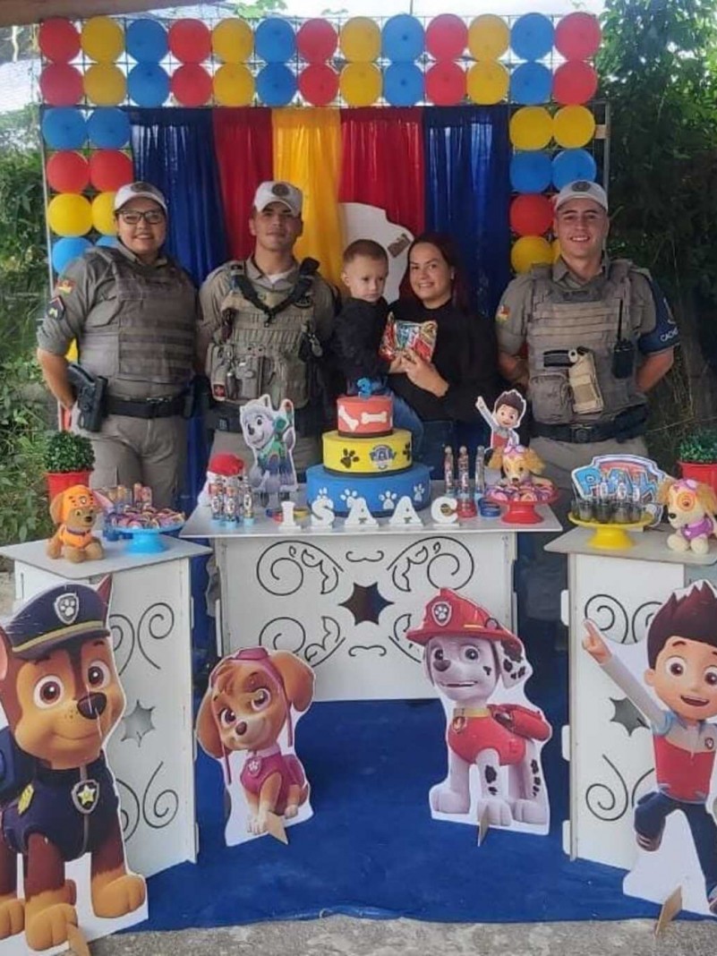 O pequeno, que sonha em se tornar policial militar, foi surpreendido pelos PM's durante sua festa de anivers&aacute;rio de 03 anos.